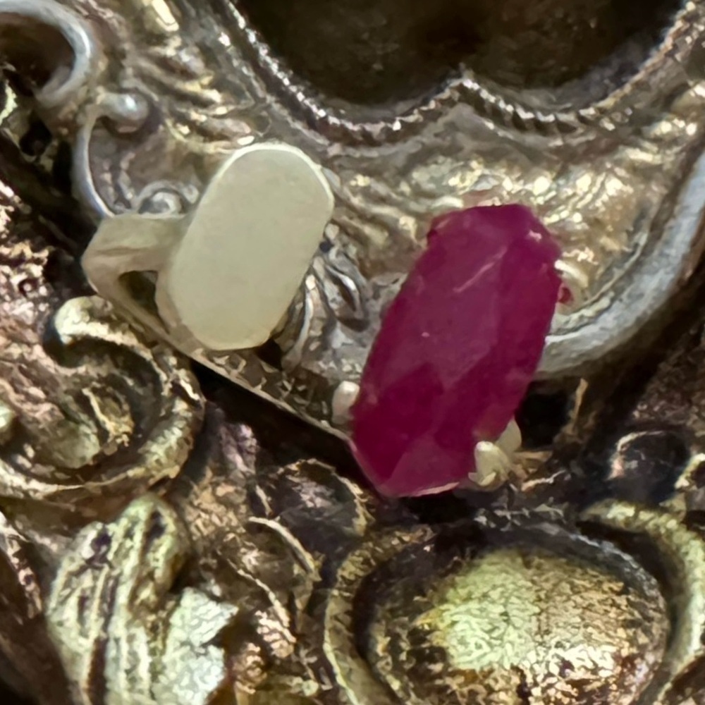 KENDRA SCOTT • Gold Adjustable One Size Fits All Pryde Maroon Jade Ring - Picture 6 of 7